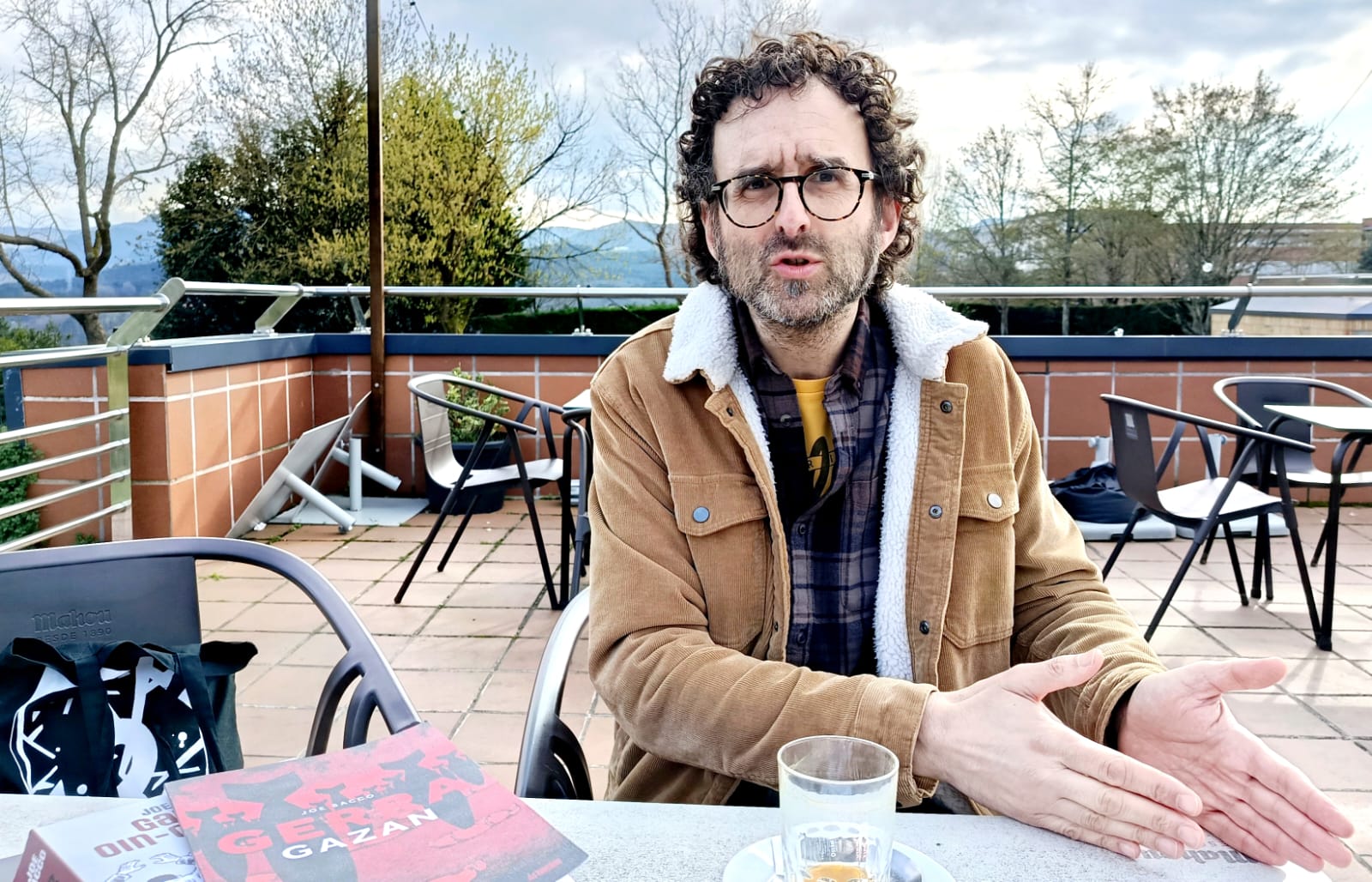 <p style="text-align: justify;">JULEN GABIRIAREKIN BERBETAN</p>

<p style="text-align: justify;">JOE SACCOREN PALESTINARI BURUZKO KOMIKIAK AITZAKIATZAT HARTUTA</p>