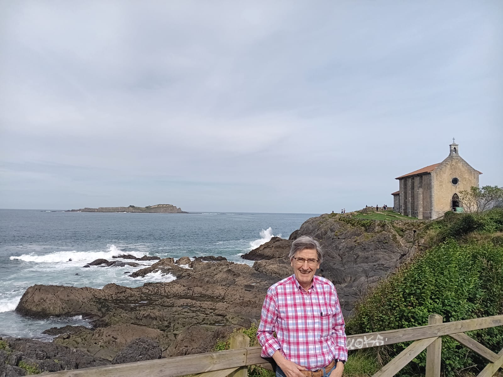 <p>ELKARRIZKETA JUAN MANUEL ETXEBARRIA AYESTA &ldquo;MANU&rdquo; IRAKASLE ETA IDAZLEAREKIN</p>