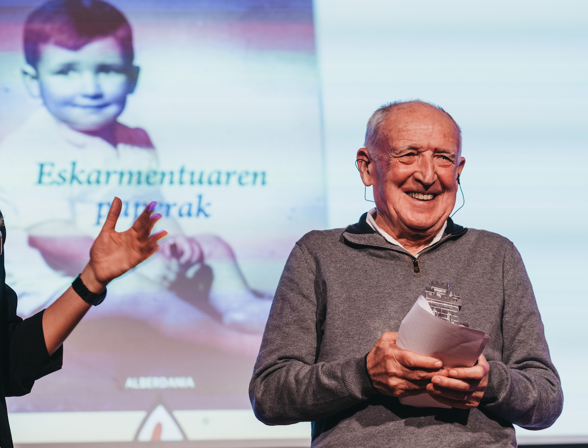 <p><strong>Anjel Lertxundiri aitortza&nbsp;</strong></p>